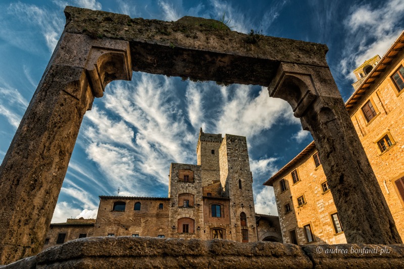Visite Guidée San Gimignano en français  avec Isabelle - Piazza della Cisterna  © Andrea Bonfanti photographer 
