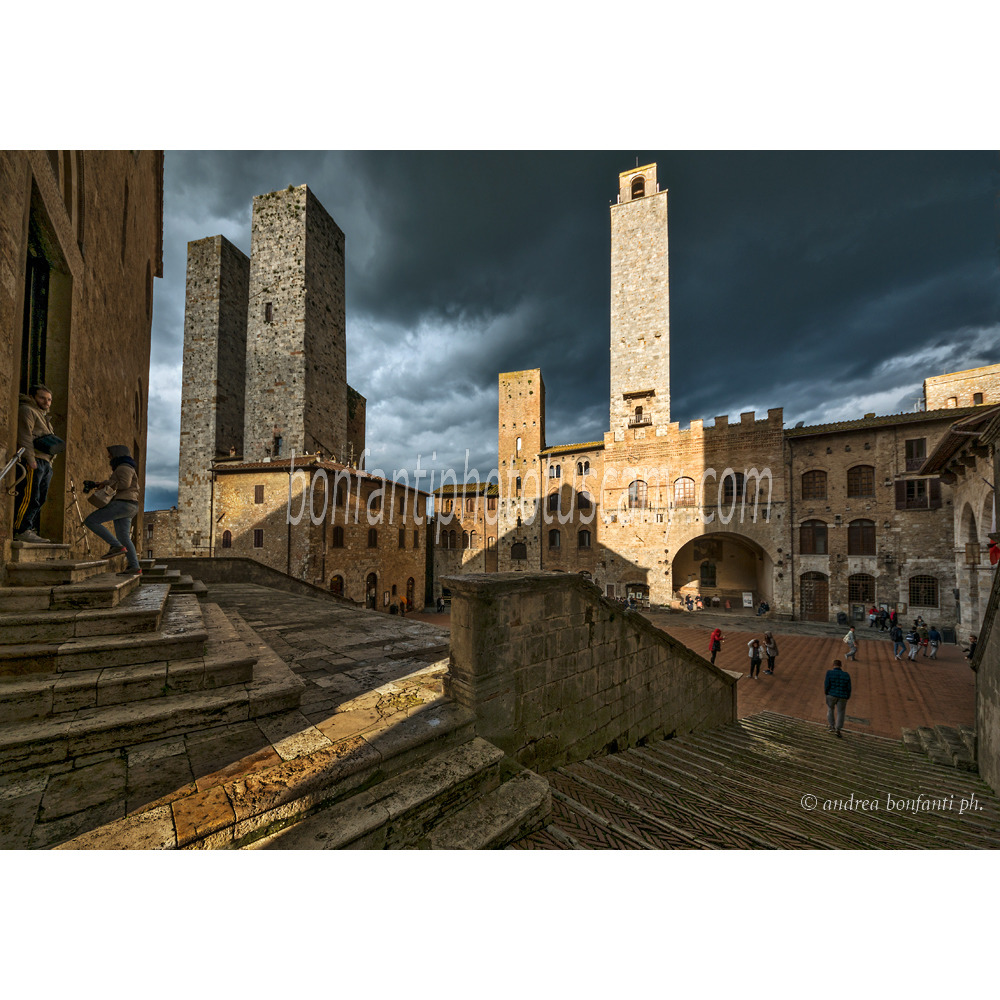 andrea bonfanti ph © tours sur la piazza Duomo a San Gimignano andrea bonfanti ph © tours sur la piazza Duomo a San Gimignano